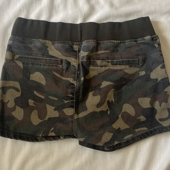 Camo Shorts - sz 11/12 - Picture 5 of 7